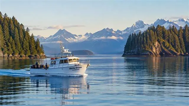 The Advantages of Vessel-Based Hunting Expeditions The Advantages of Vessel-Based Hunting Expeditions